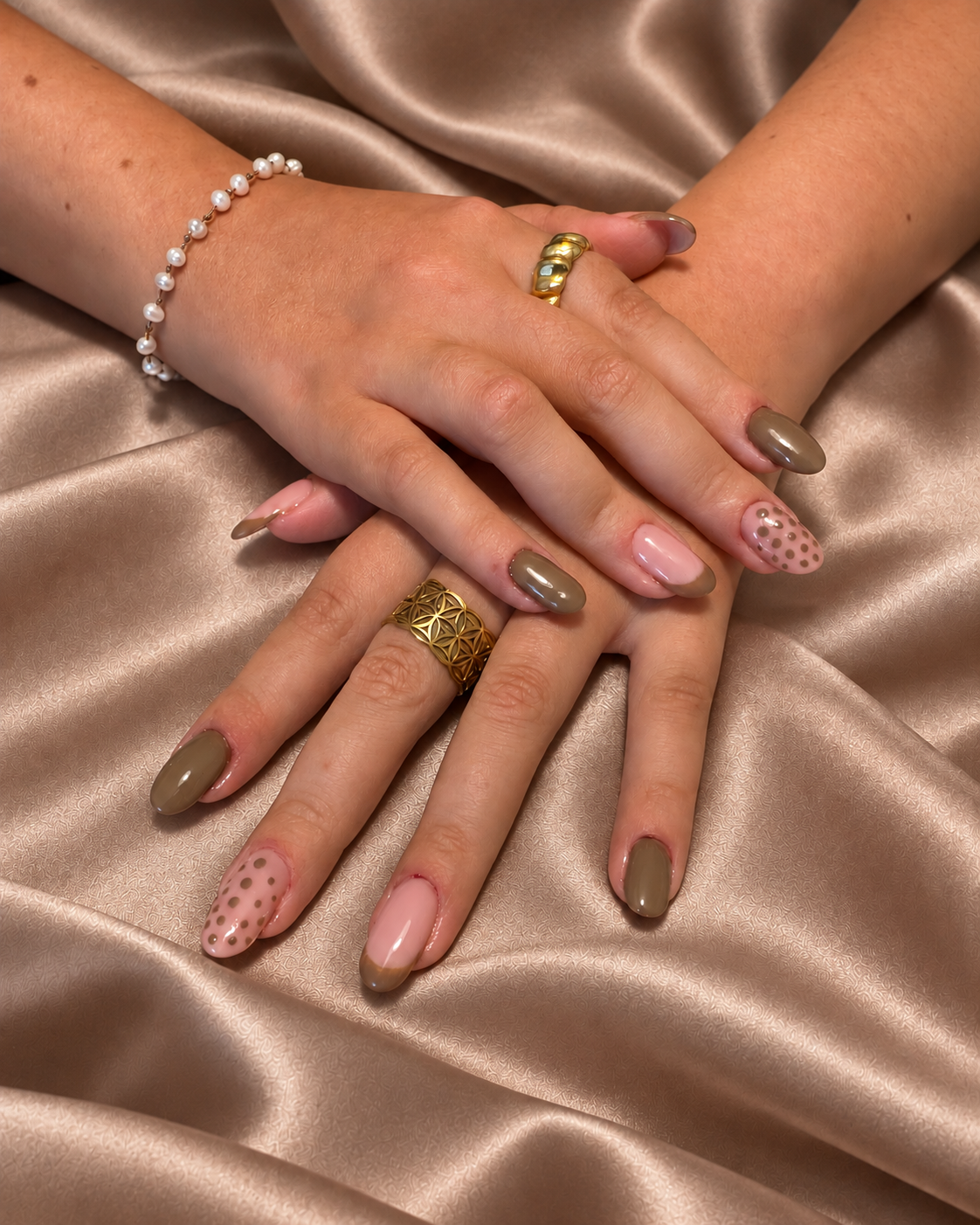 Nail art rosa e tortora di tendenza